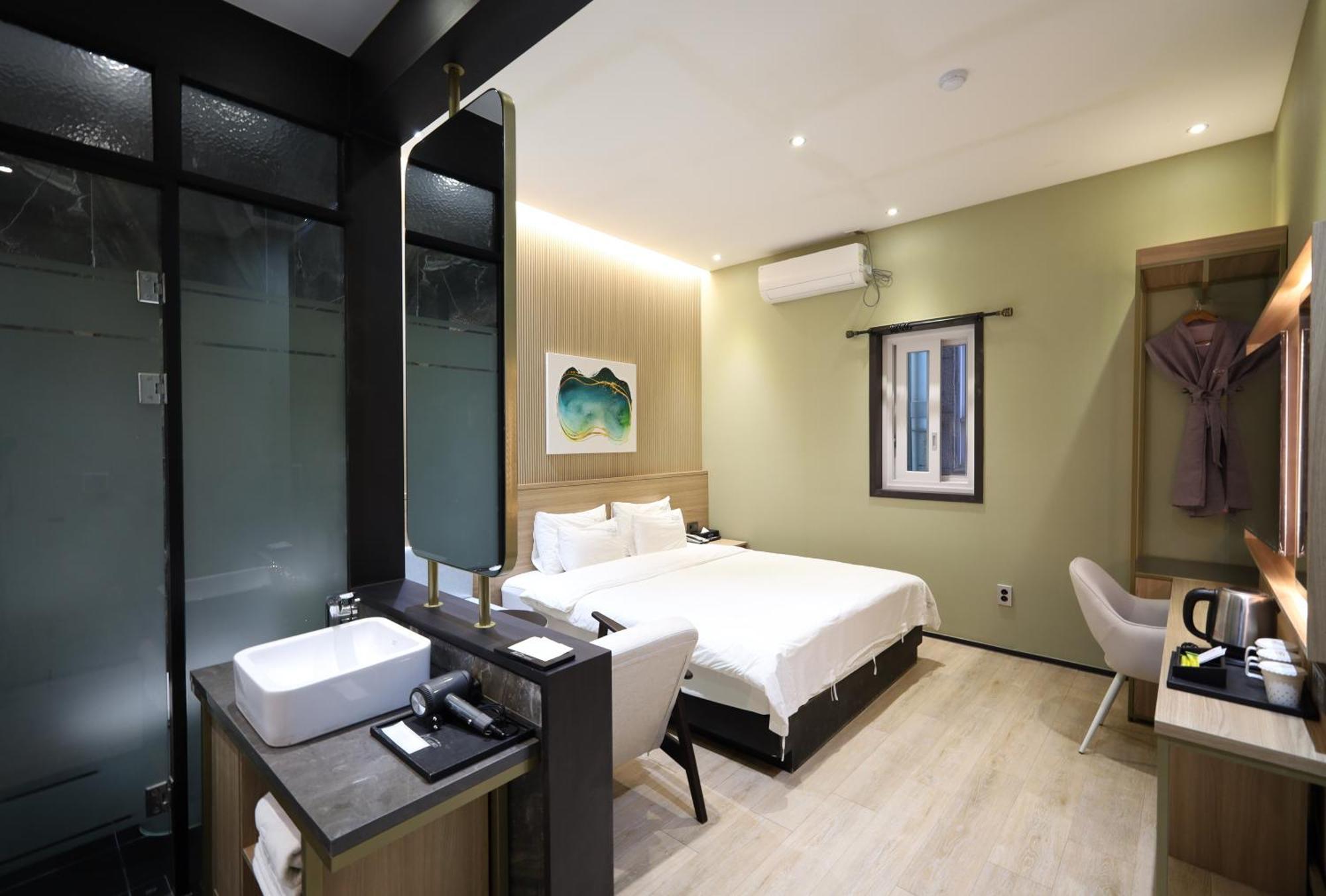 Almond Hotel Busan Station Exterior foto